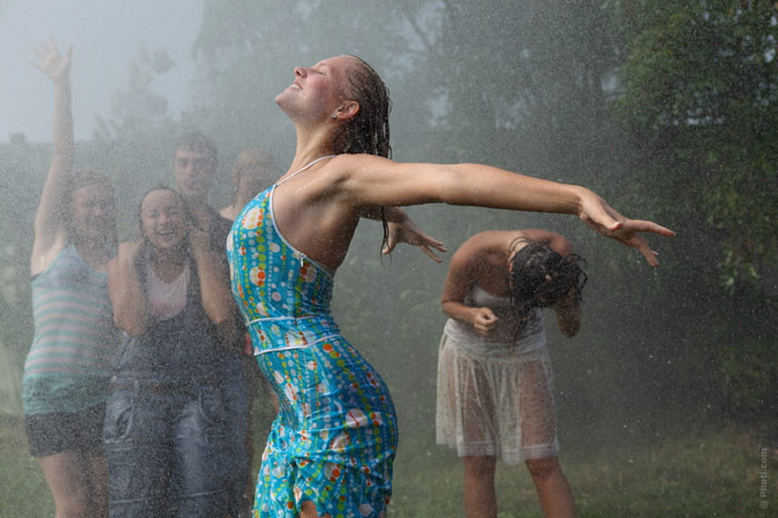 700-booty-dance-wet-rain-water-clothes-fitness-woman